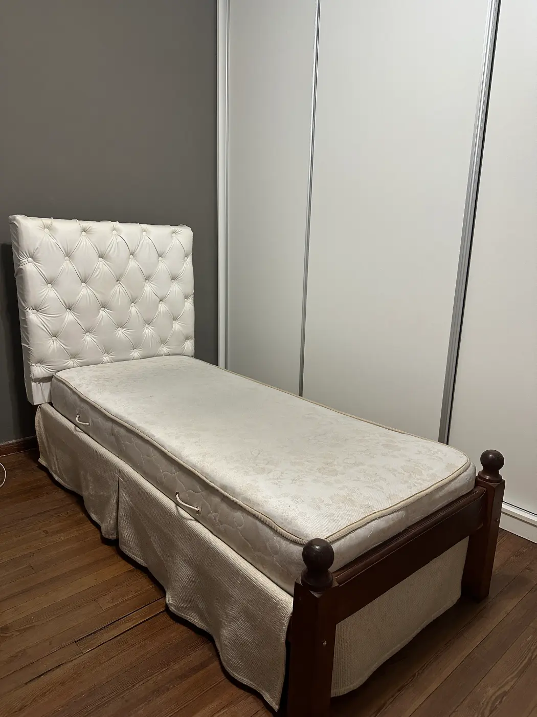 Cama de algarrobo respaldo alto con varillas torneadas
