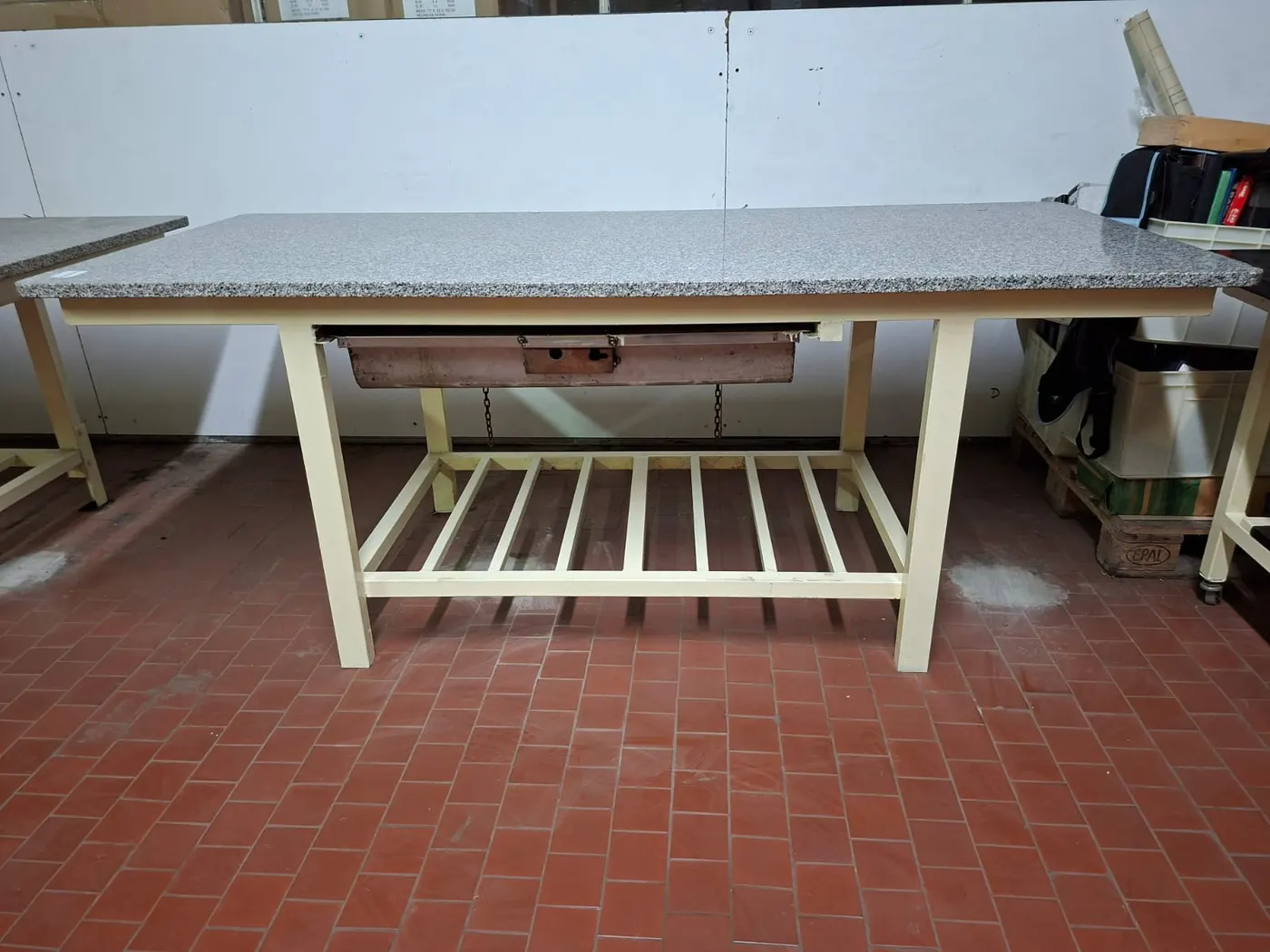 Mesa placa de granito y estructura metálica con cajón de metal