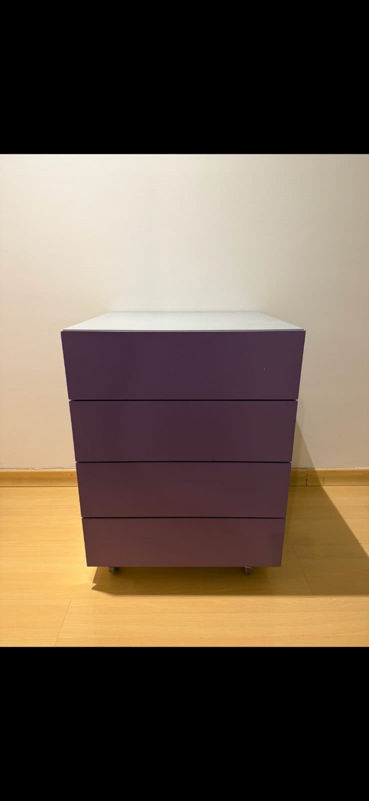 Cajonera con ruedas laqueada