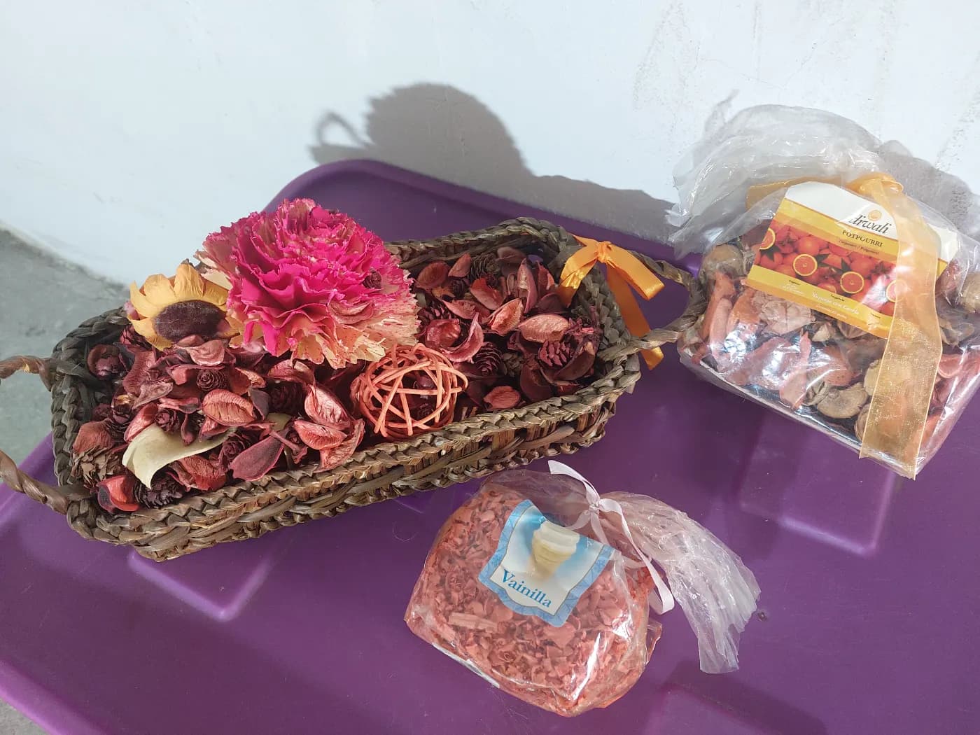 Adornos de flores y hojas secas con repuestos incluye la bandeja de mimbre