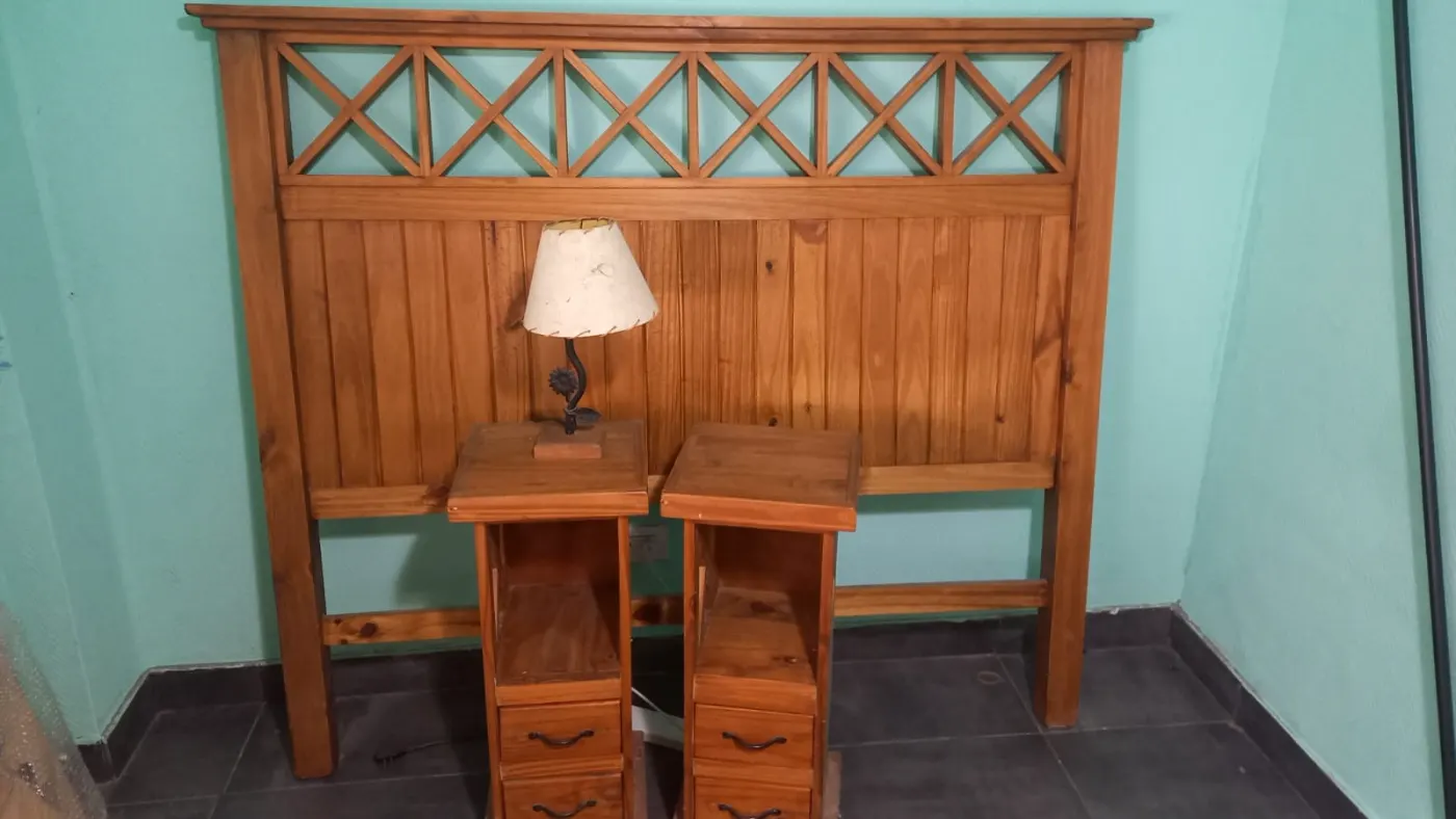 Respaldo de cama y dos mesas de luz. Más un velador