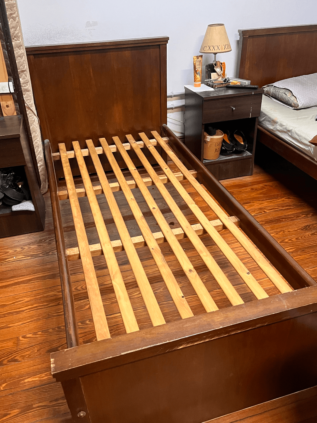 Cama con respaldo