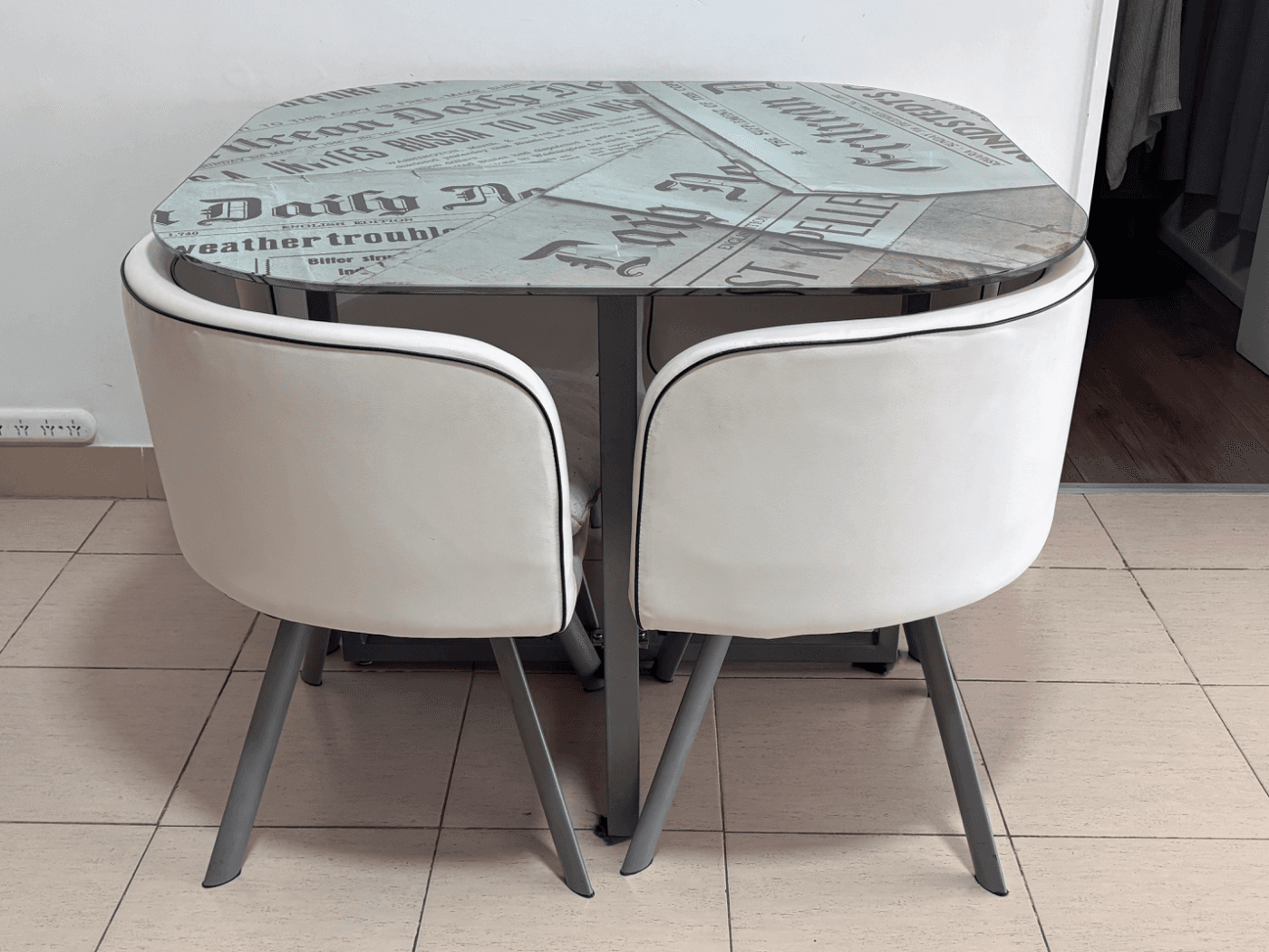 Mesa de vidrio con sillas
