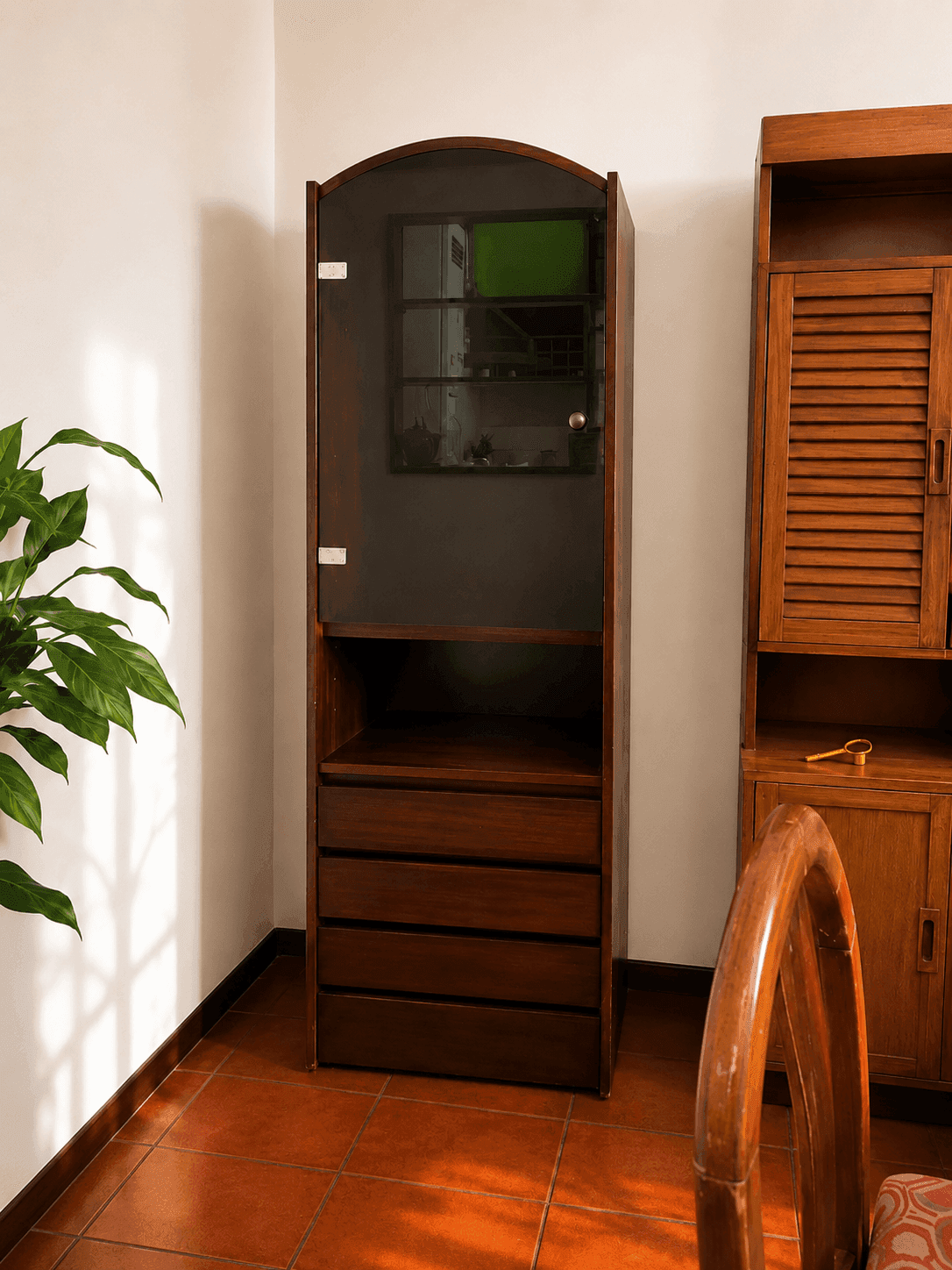 Vitrina cristalero de madera con cajones
