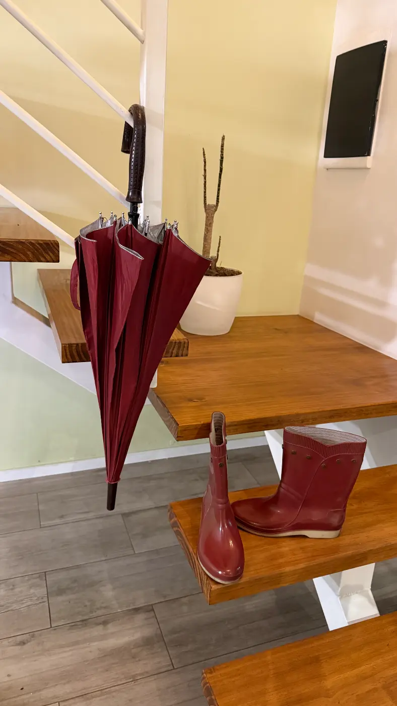 Botas lluvia talle 40 en conjunto con paraguas marca Secorainwear