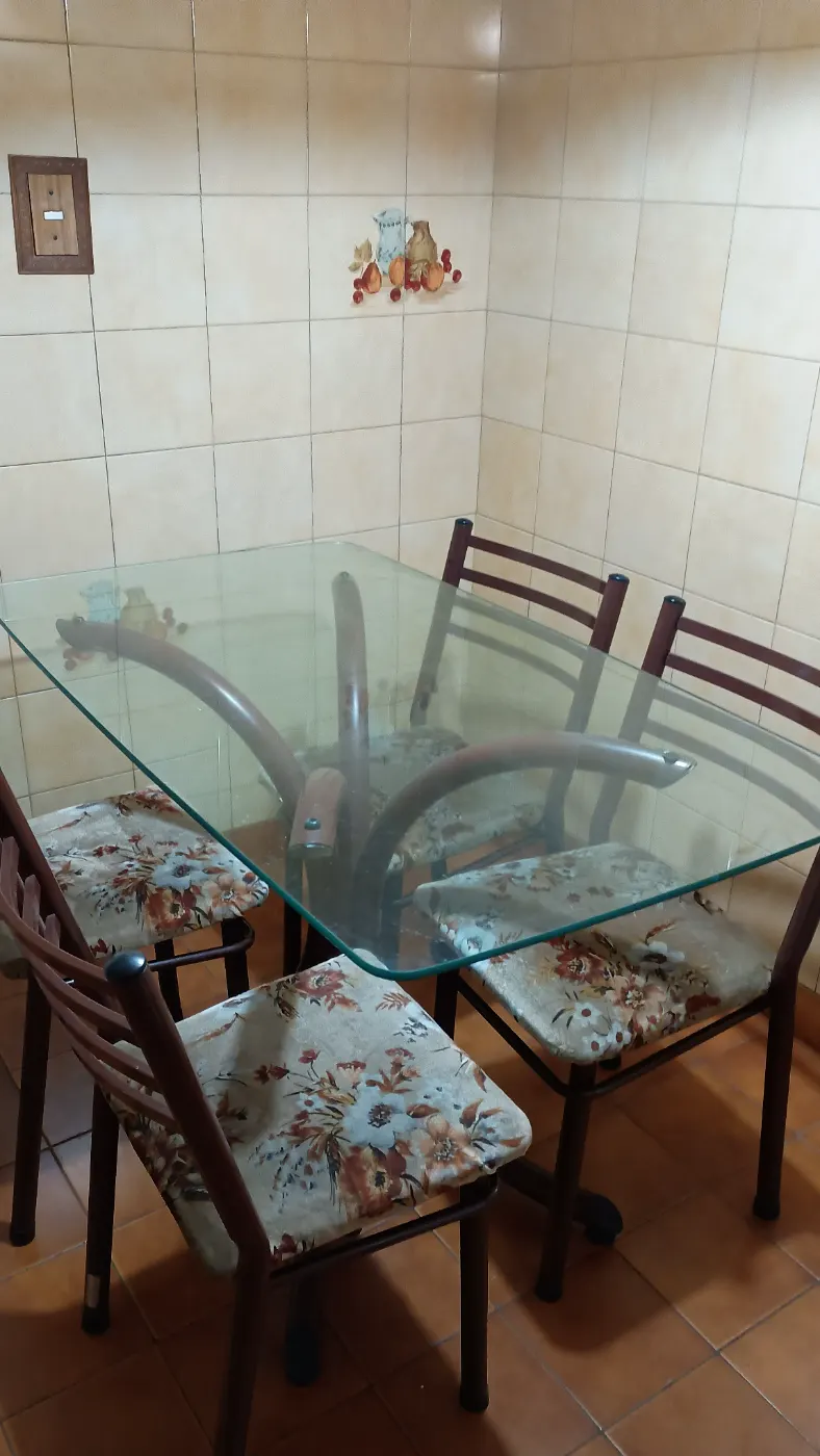 Mesa de cocina con sillas y banquetas