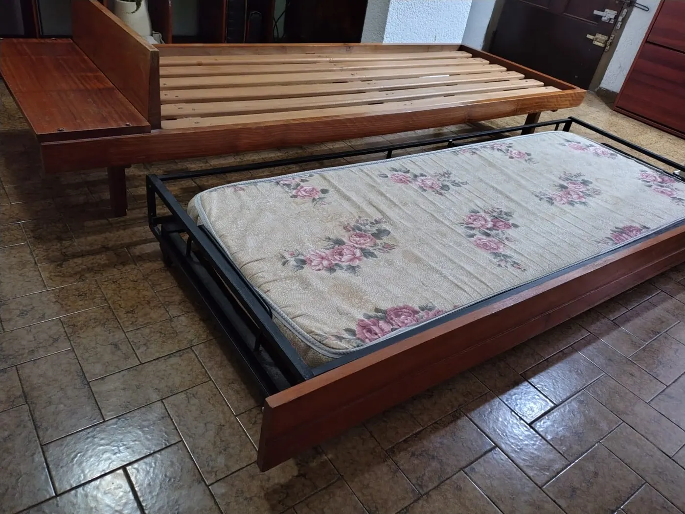 Cama de 1 plaza + carrito + 2 colchones